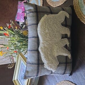 2 bear pillows